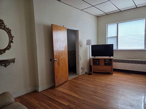 5th image of 1533 W Passyunk Ave