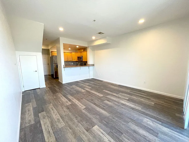5330 Satsuma Ave — Photo 2