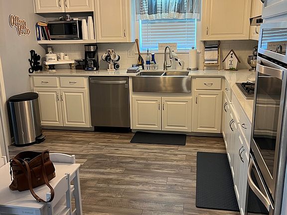 5th image of 2049 Viking St