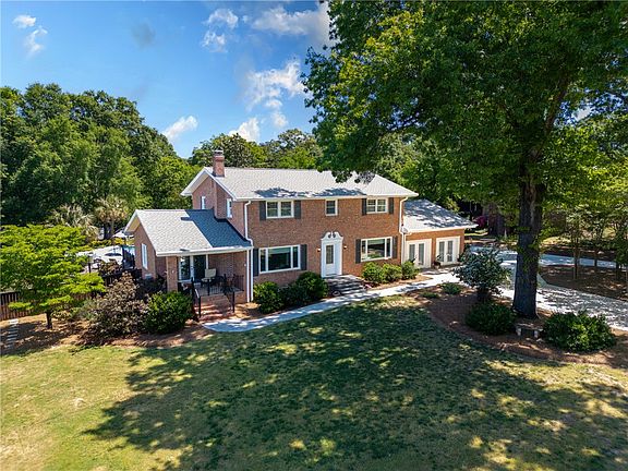 3rd image of 216 Mountain View Ln