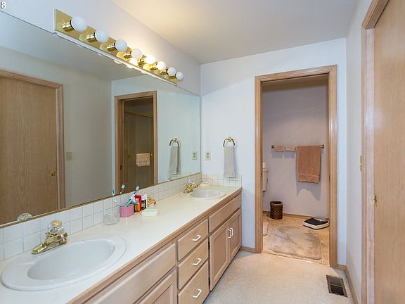 4th image of 2803 SE Balboa Dr
