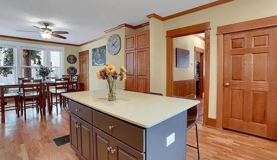 6 bed, 2.5 bath, 3053 sqft, $6,300 — Photo 3