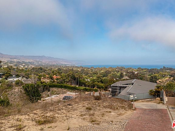 4th image of 6754 Dume Dr