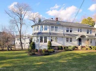 9 Glen Avon Dr, Riverside, CT 06878
