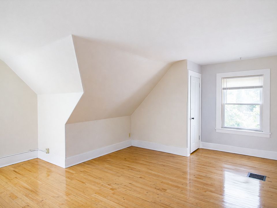 2nd image of 1115 4th St SE APT 7