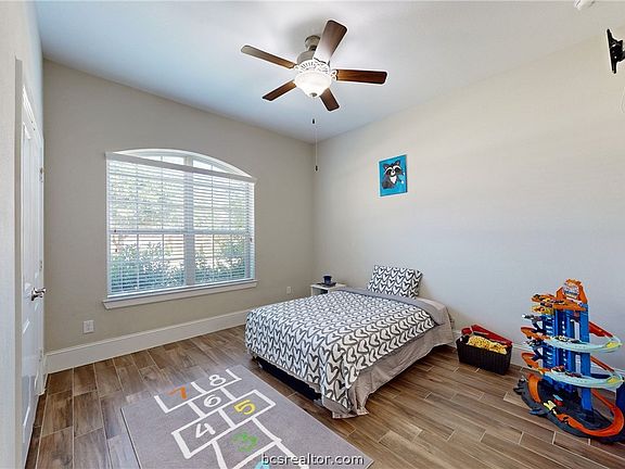 3rd image of 4505 Tonbridge Dr