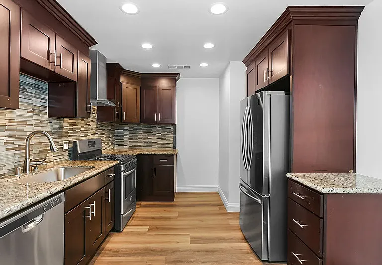 420 N Batavia St — Photo 1