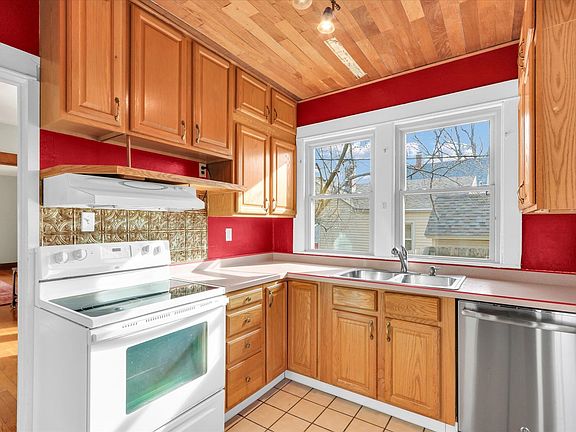 4th image of 809 W John St