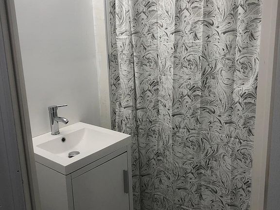 4th image of 277 Swinton Ave