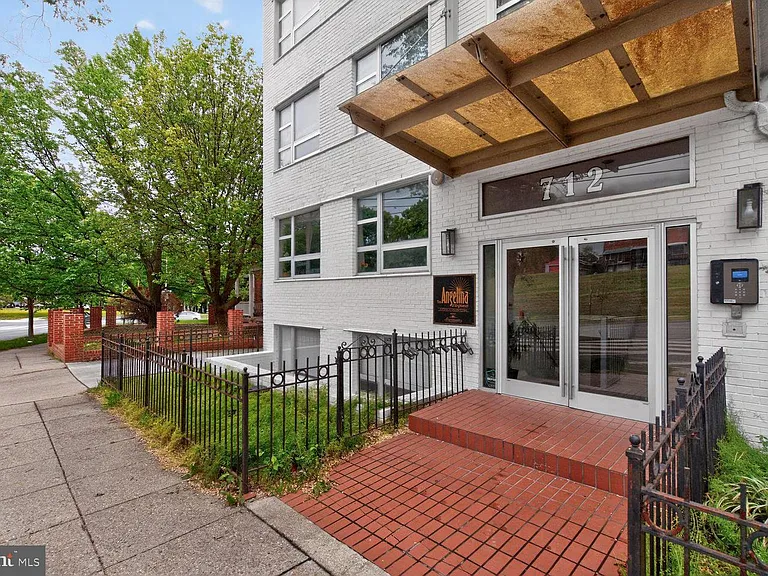 712 Marietta Pl NW #204 — Photo 2