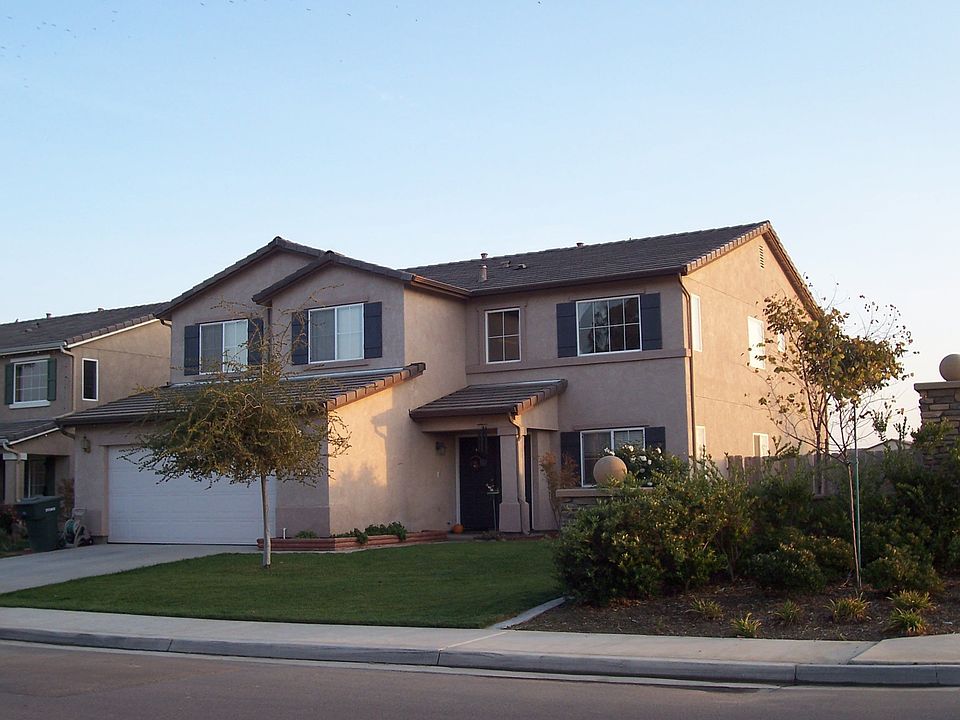 Spacious 5 Bedroom on Corner Lot