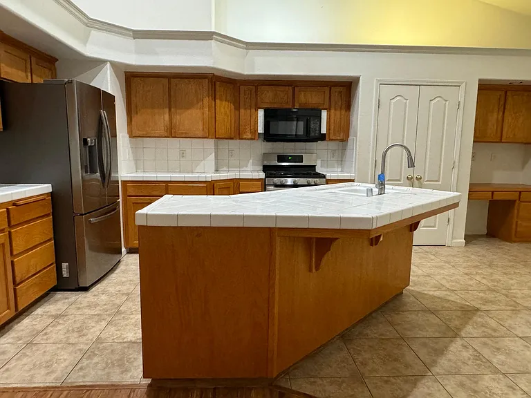 2832 E Cromwell Ave — Photo 28
