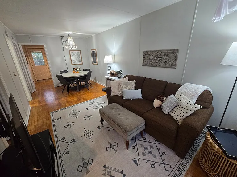 609 13th St SE #6 — Photo 9