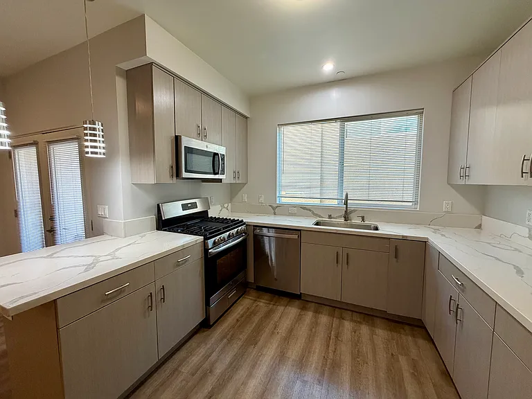 22425 Del Valle St #3 — Photo 4