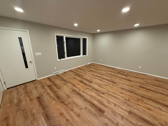 3rd image of 1306 Skyline Dr