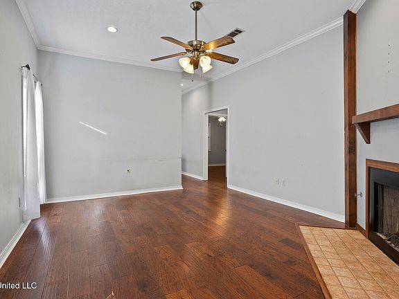 5th image of 54 Woodlake Dr