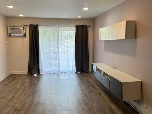 16W515 79th St APT 205, Willowbrook, IL 60527