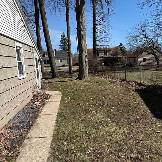 736 Charlotte Ave NW — Photo 2