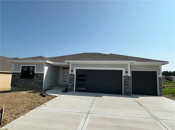 13860 NW 70th St, Parkville, MO 64152