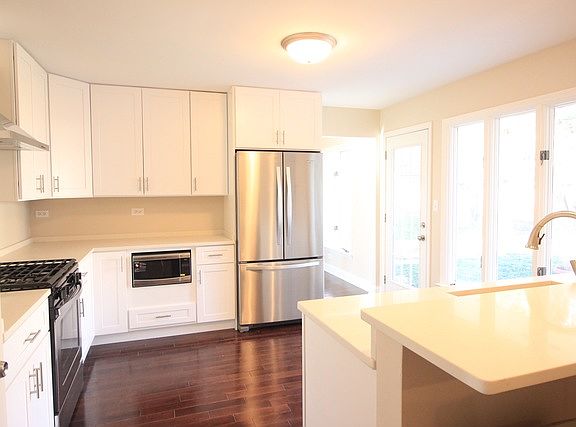 5th image of 730 E Canterbury Dr