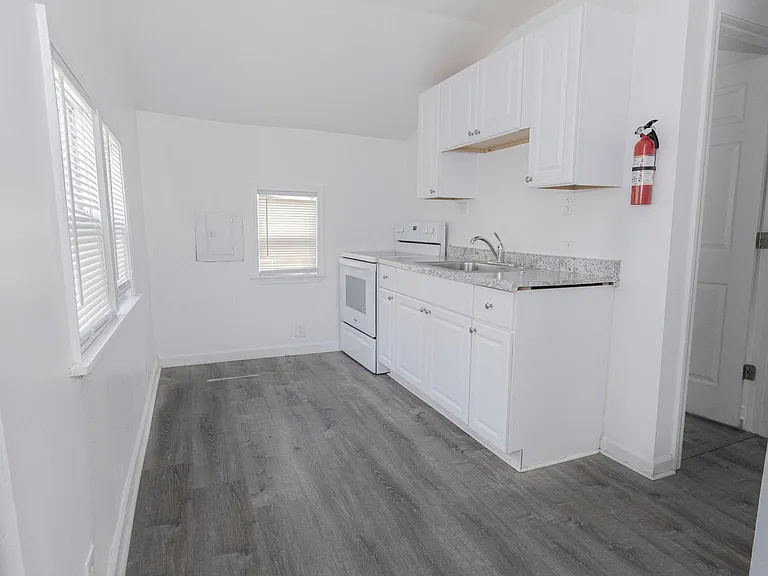 125 Bell St #B — Photo 4