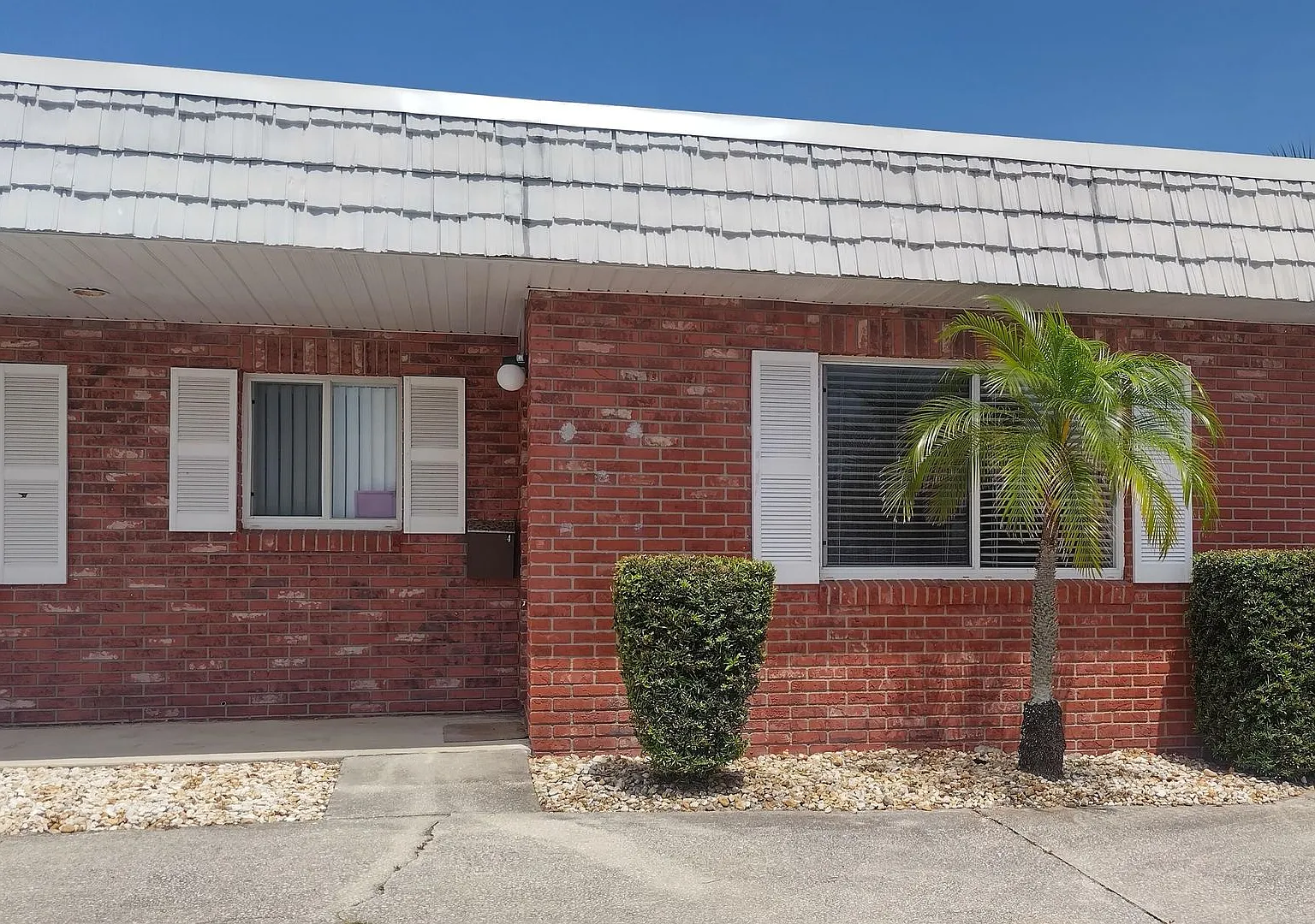 1 bedroom, 1 bathroom end unit condo beachside — Photo 1