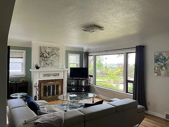 650 N San Jose Way — Photo 3