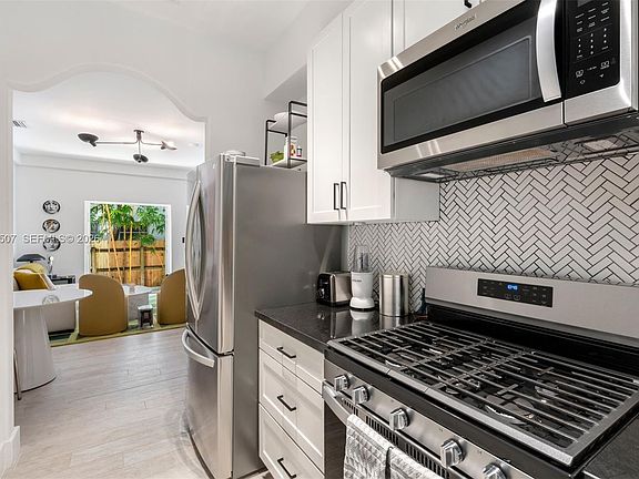 5th image of 1045 Michigan Ave #B