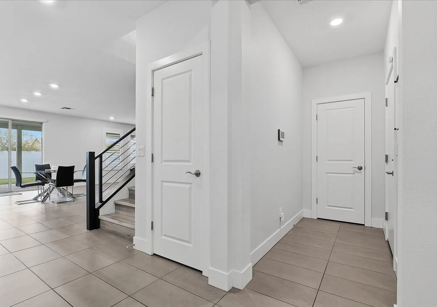 Luxury 5-Bedroom Home | Custom Bar, Dual En-Suites & Beautiful Backyard — Photo 4