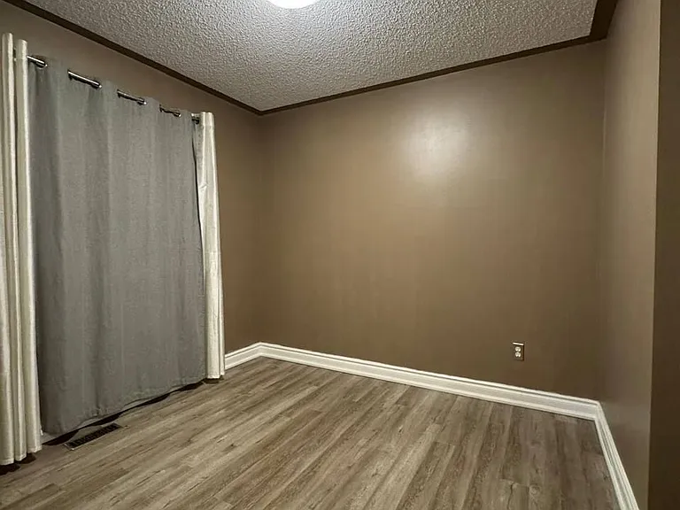 425 Elmwood Ct #ROOM — Photo 5