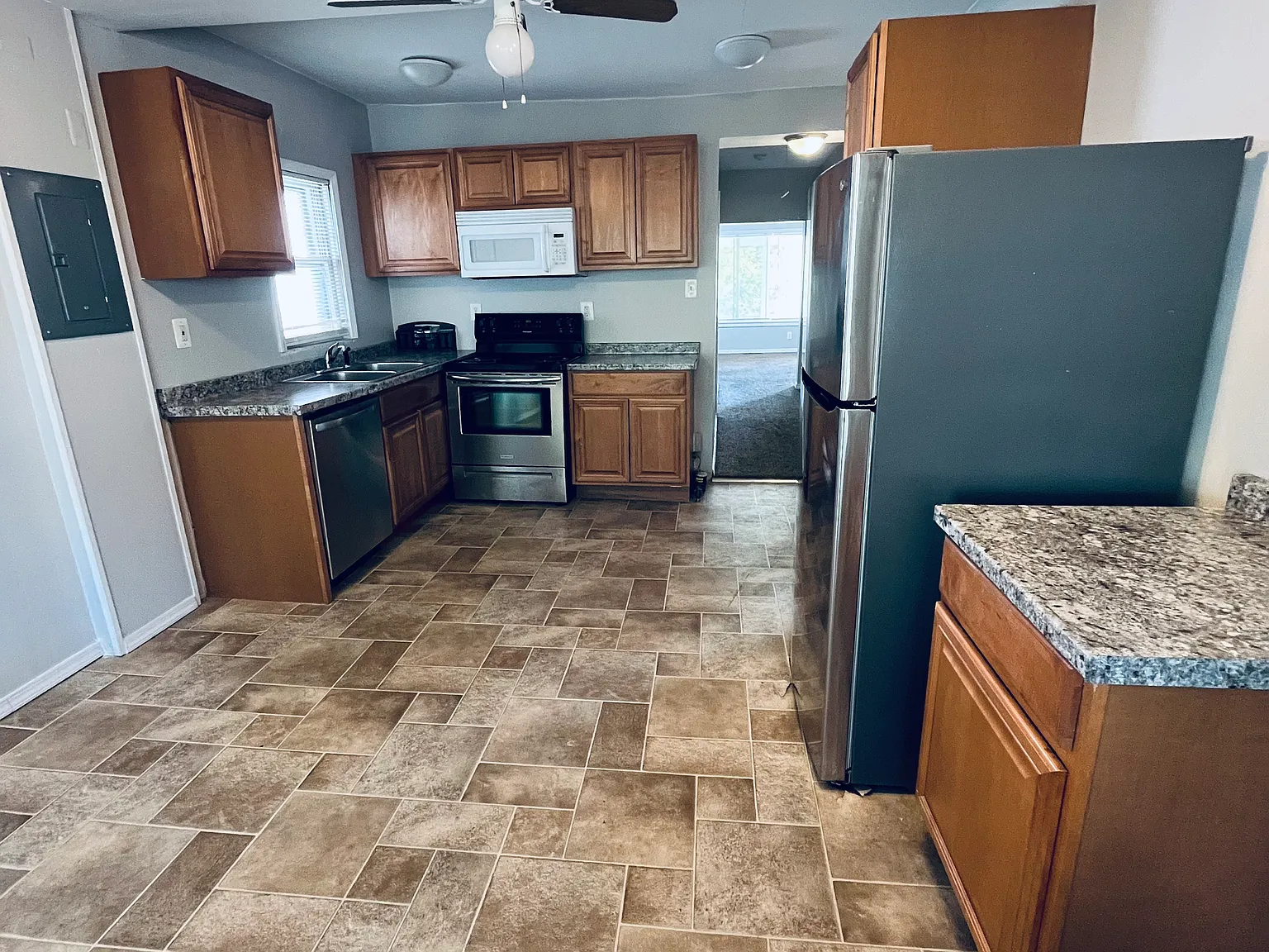 2 bed, 952 sqft, $1,399 — Photo 3