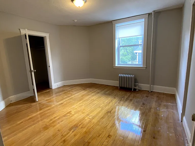 140 Davis Ave — Photo 13