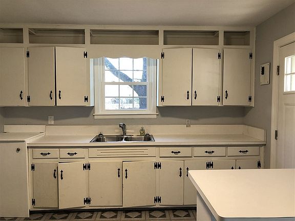 5th image of 202 Belmarc Dr