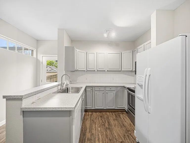 1123 E Indiana Ave — Photo 14