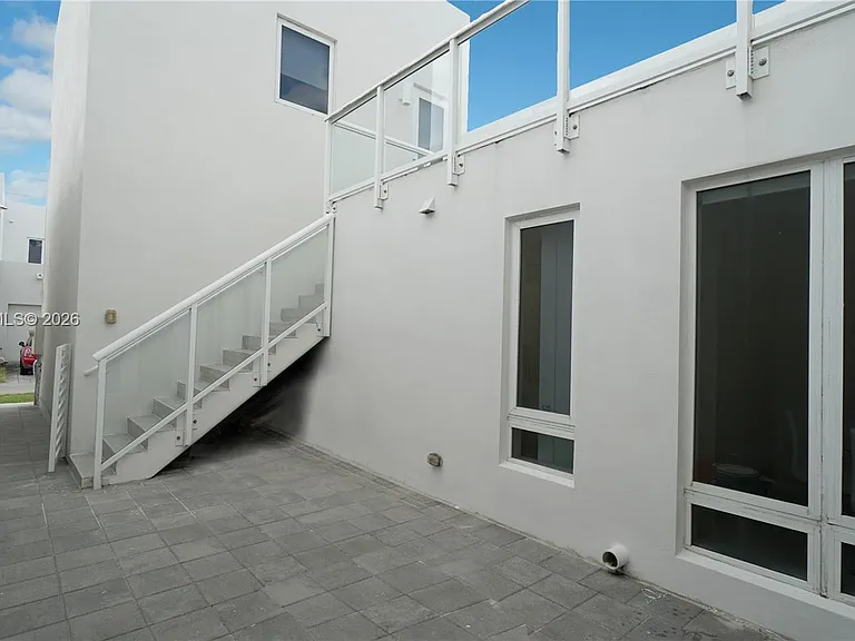 6421 NW 104th Path — Photo 2