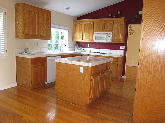 2nd image of 2552 Glen Dundee Way