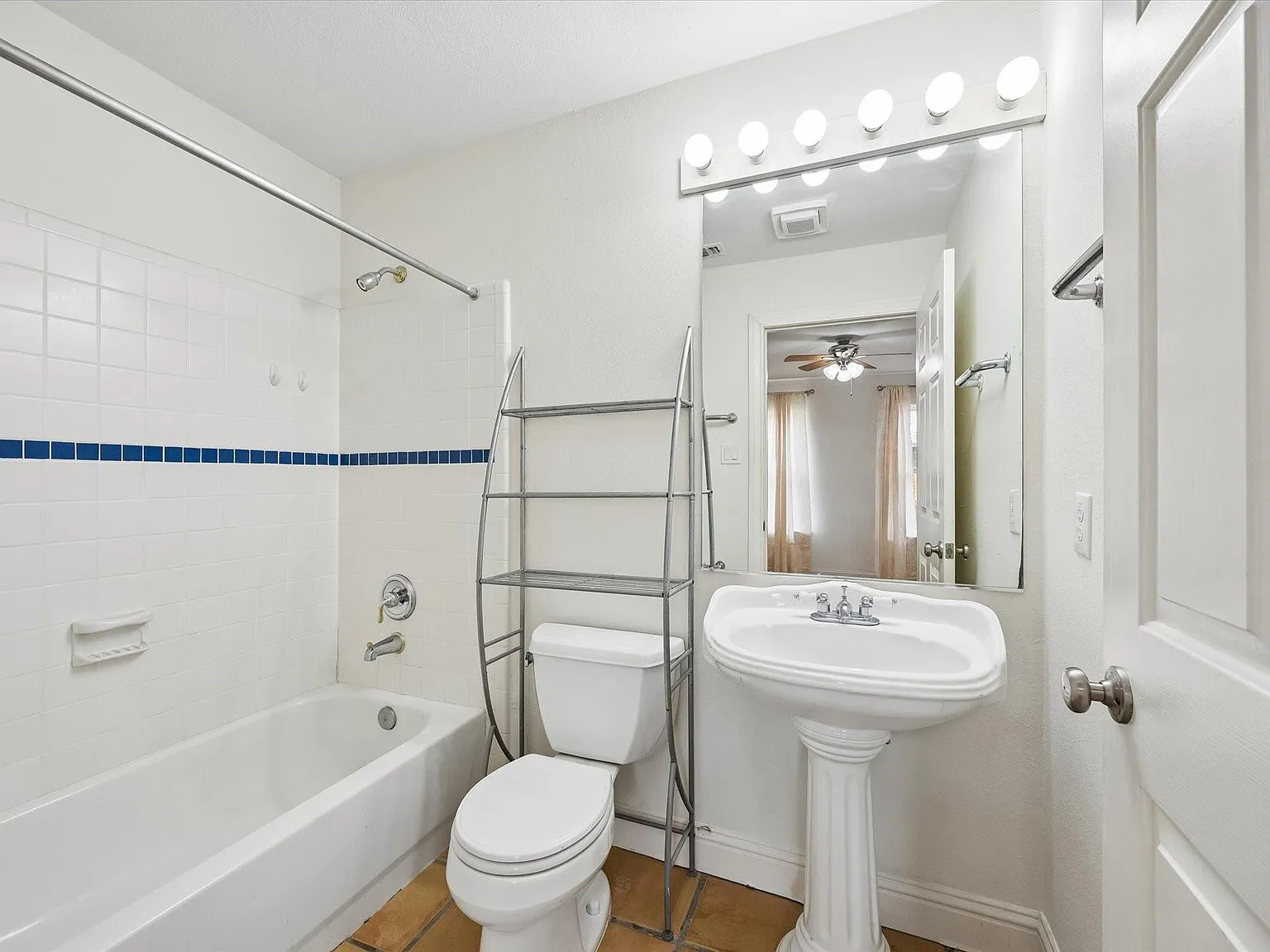3 bed, 3.0 bath, 2641 sqft, $3,500 — Photo 4