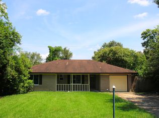 114 Birch St, Lake Jackson, TX 77566