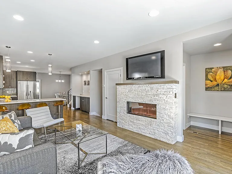2433 S High St — Photo 16