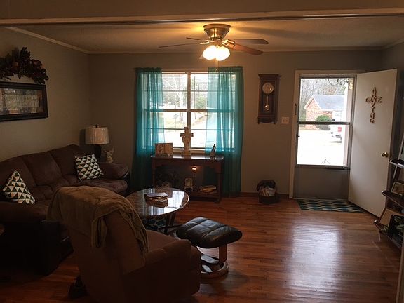 3rd image of 877 Woodland Dr