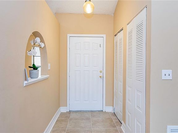 4th image of 705 Northcliff Ave