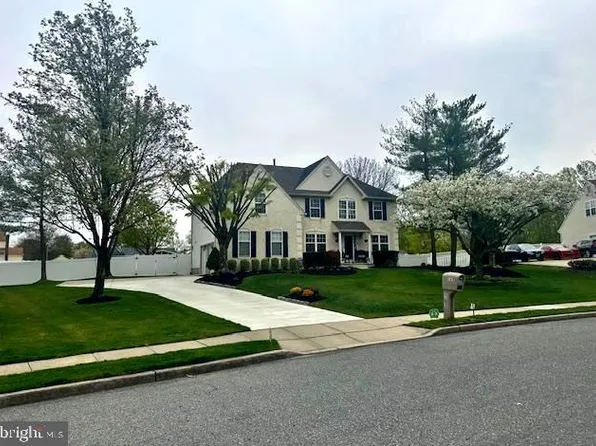 163 Memorial Ln, Mount Laurel, NJ 08054