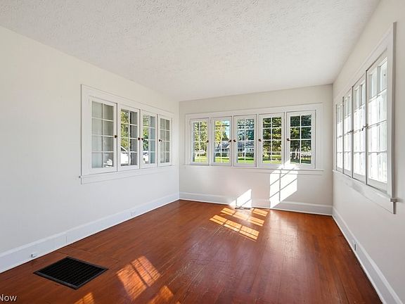 4th image of 366 Riverside Dr