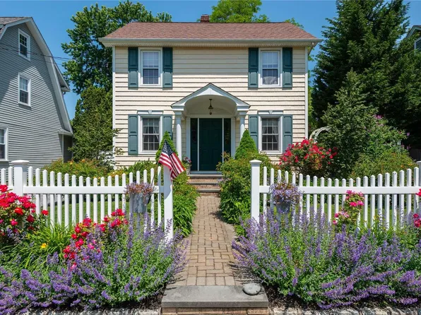 40 Locust Avenue, East Norwich, NY 11732