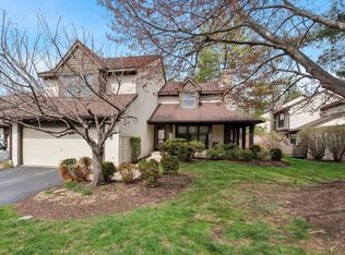 220 Springhouse Pond Dr, Chesterbrook, PA 19087