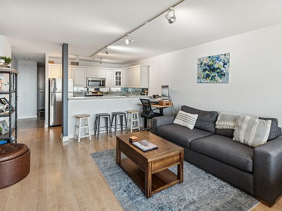 4th image of 1636 N Wells St APT 1414
