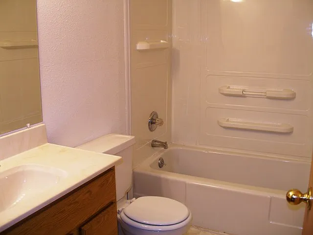 unit 10 bathroom upstairs_05092017