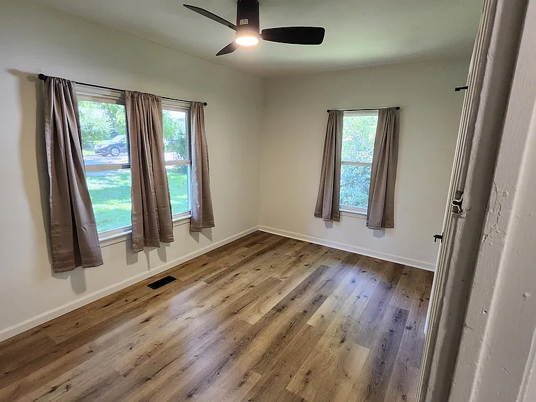 139 NW Louise St — Photo 11