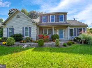 100 Caernarvon Dr, Elverson, PA 19520