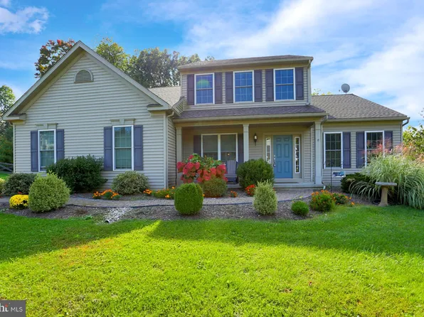100 Caernarvon Dr, Elverson, PA 19520
